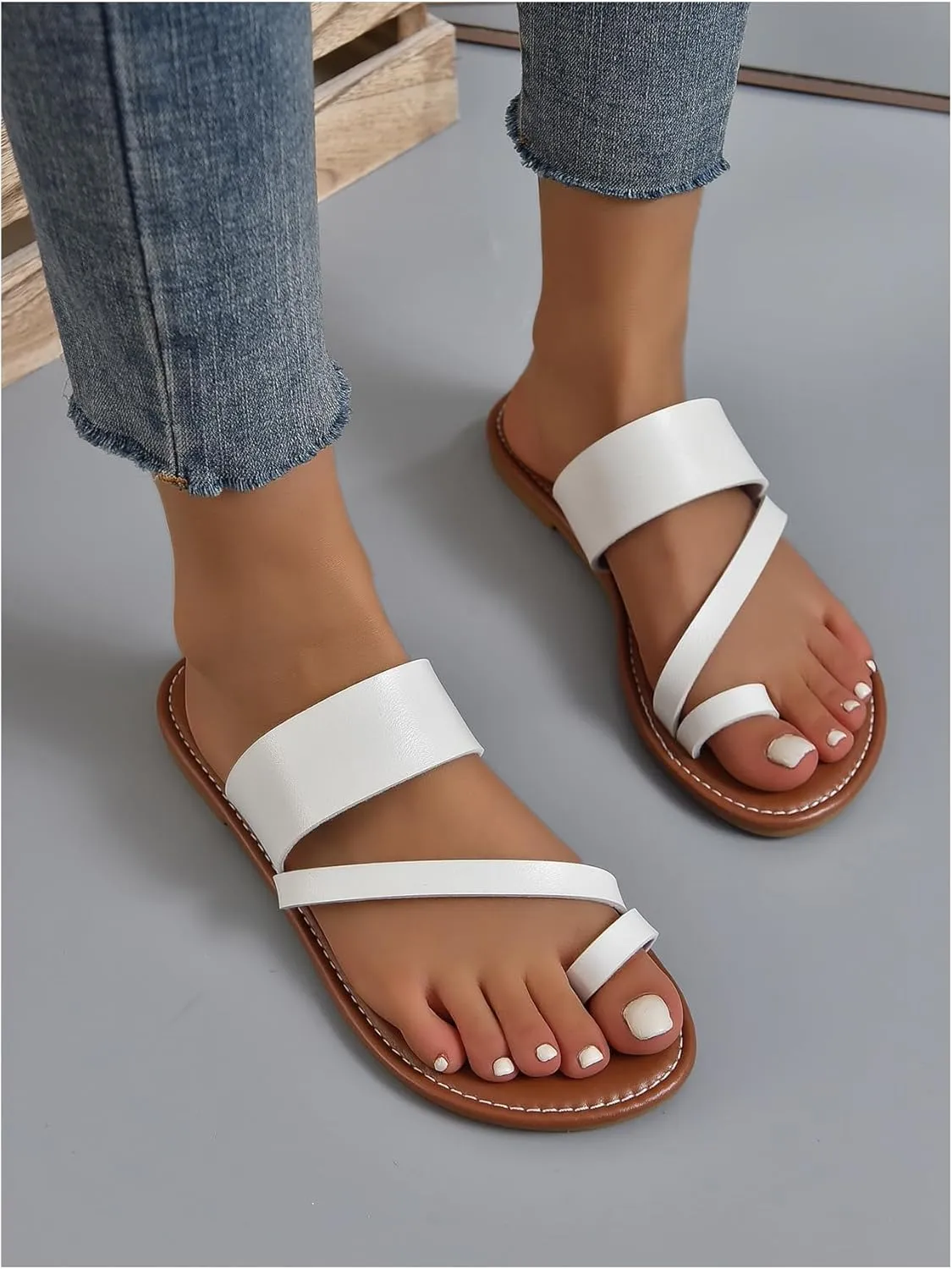 GORGLITTER Women's Cross Strappy Leather Flats Sandal Cute Dressy Toe Ring Open Toe Slip on Slide Sandals